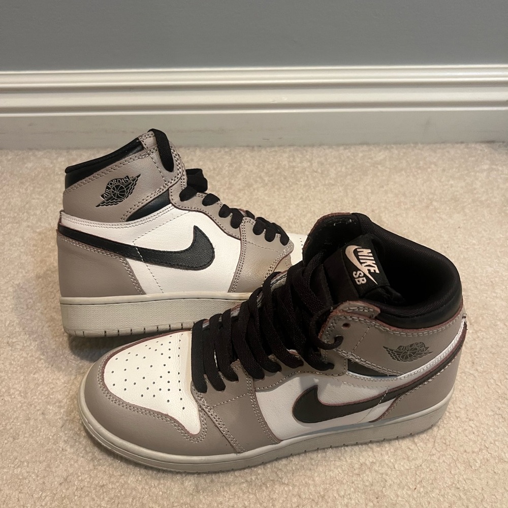 NYC to Paris nike shoes, mens 7 but fit womens 8 1/2. Bought from stockX.